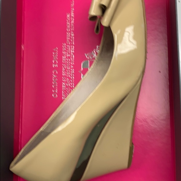 Vince Camuto Beige Patent Leather Peep Toe Wedges. - Picture 3 of 5